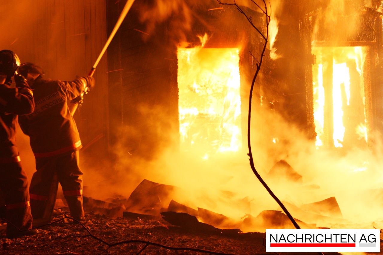 Großbrand in Brilon: Feuerwehr kämpft gegen Flammen in Werkshalle!