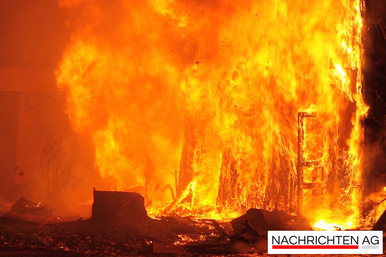 Drama in Dörphof: Großbrand im Einfamilienhaus – Bewohner evakuiert!
