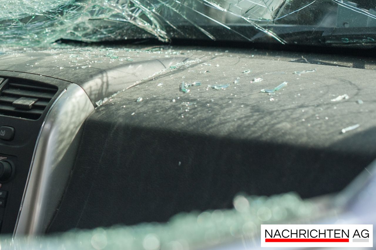 Unbekannter Rammt Renault auf Parkplatz in Großsachsenheim – Zeugen gesucht!